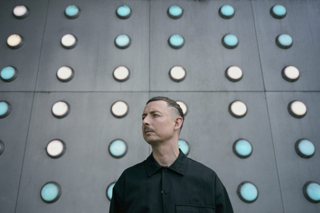 JAMESHURR_Press_2407_HighResScan_RAW_06_36_DK_WEB